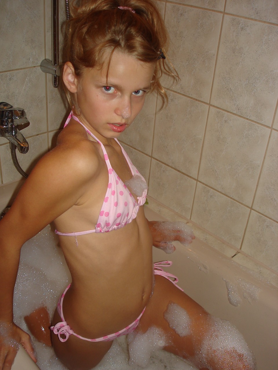 [Image: felicitas-showertopless08.jpg]